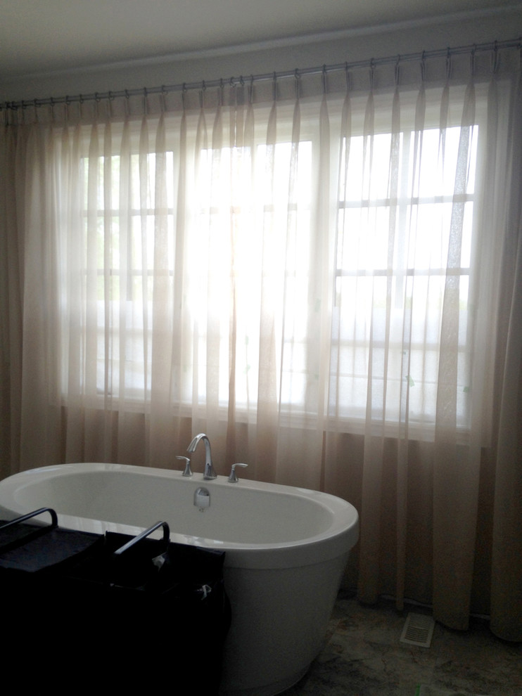 トロントにある低価格の中くらいなトランジショナルスタイルのおしゃれなマスターバスルーム (置き型浴槽、ベージュの壁、大理石の床、黄色いタイル、セラミックタイル) の写真