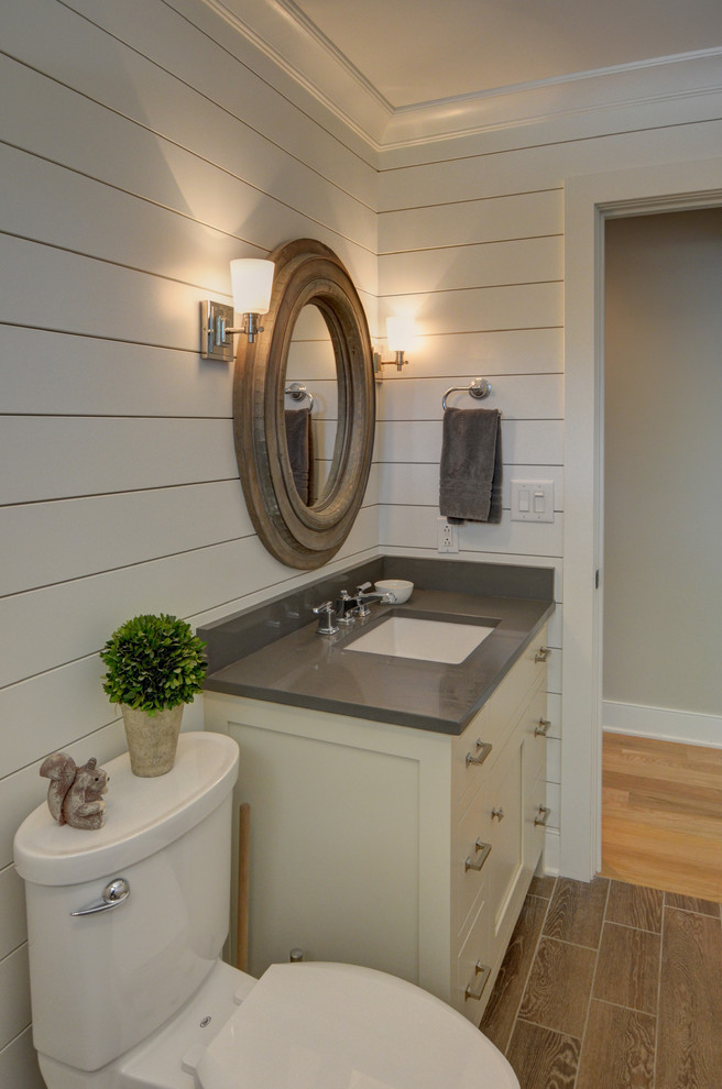 Idéer för ett mellanstort amerikanskt badrum med dusch, med släta luckor, beige skåp, en dusch i en alkov, en toalettstol med separat cisternkåpa, beige väggar, mellanmörkt trägolv och ett undermonterad handfat