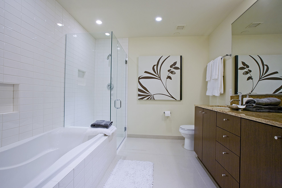Ejemplo de cuarto de baño actual con ducha empotrada y encimera de granito