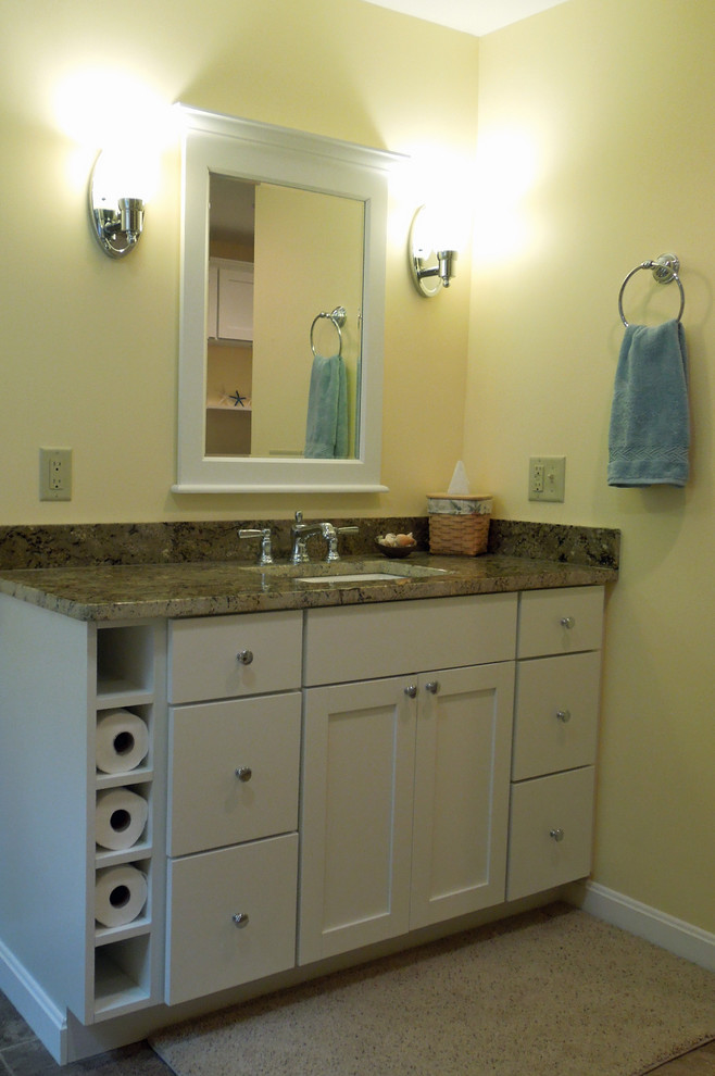 Exempel på ett mellanstort klassiskt badrum med dusch, med ett undermonterad handfat, skåp i shakerstil, vita skåp, granitbänkskiva, en dusch i en alkov, en toalettstol med separat cisternkåpa, flerfärgad kakel, porslinskakel, gula väggar och klinkergolv i porslin