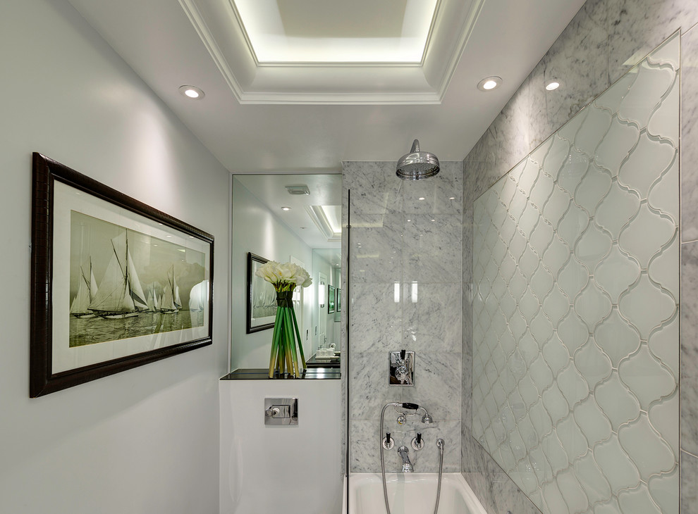 Diseño de cuarto de baño gris y blanco tradicional renovado con combinación de ducha y bañera