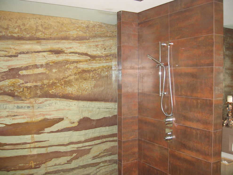 Exemple d'une salle de bain tendance avec une baignoire indépendante, des carreaux de porcelaine, un mur multicolore et un sol en carrelage de porcelaine.
