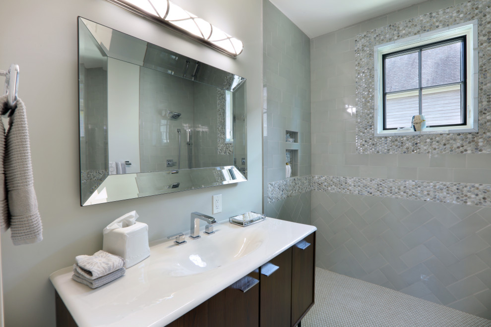 Exempel på ett stort lantligt vit vitt badrum med dusch, med skåp i mellenmörkt trä, en toalettstol med separat cisternkåpa, grå kakel, grå väggar, mörkt trägolv, bänkskiva i kvartsit, flerfärgat golv och ett integrerad handfat