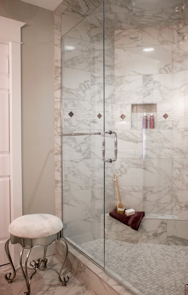 Idee per una grande stanza da bagno padronale tradizionale con piastrelle bianche, piastrelle in gres porcellanato, pareti grigie, doccia alcova e pavimento in marmo