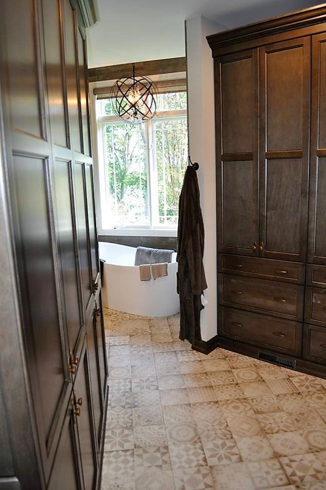 На фото: большая главная ванная комната в классическом стиле с фасадами островного типа, темными деревянными фасадами, полом из керамогранита, настольной раковиной и столешницей из искусственного кварца с