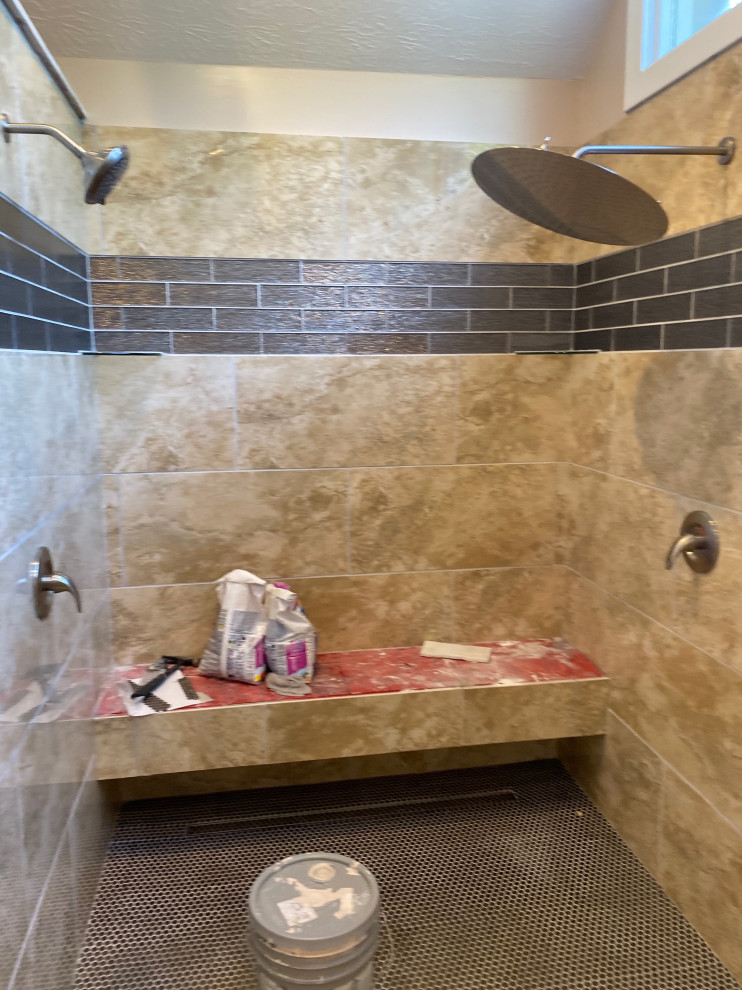 Exempel på ett mellanstort modernt beige beige en-suite badrum, med skåp i shakerstil, vita skåp, ett fristående badkar, en dusch/badkar-kombination, en toalettstol med separat cisternkåpa, beige kakel, glasskiva, beige väggar, klinkergolv i porslin, ett nedsänkt handfat, granitbänkskiva, beiget golv och dusch med gångjärnsdörr