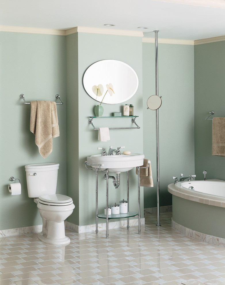 Cette image montre une salle de bain principale traditionnelle de taille moyenne avec un lavabo suspendu, une baignoire posée, WC séparés, un carrelage blanc, des carreaux de céramique, un mur vert et un sol en carrelage de céramique.