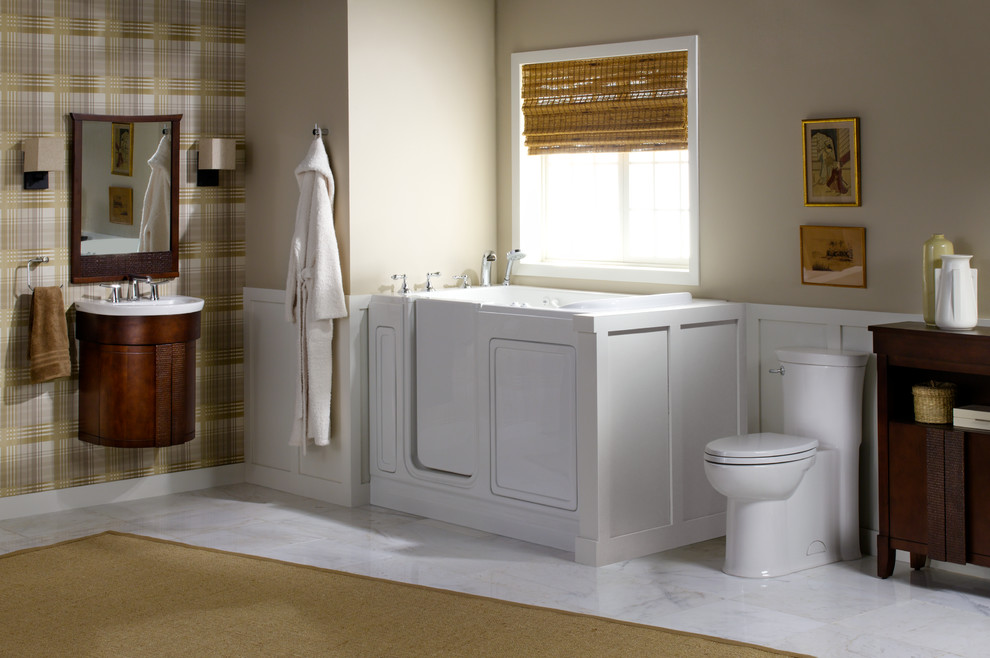 Пример оригинального дизайна: главная ванная комната среднего размера в классическом стиле с подвесной раковиной, угловой ванной, унитазом-моноблоком, белой плиткой, каменной плиткой, желтыми стенами и мраморным полом