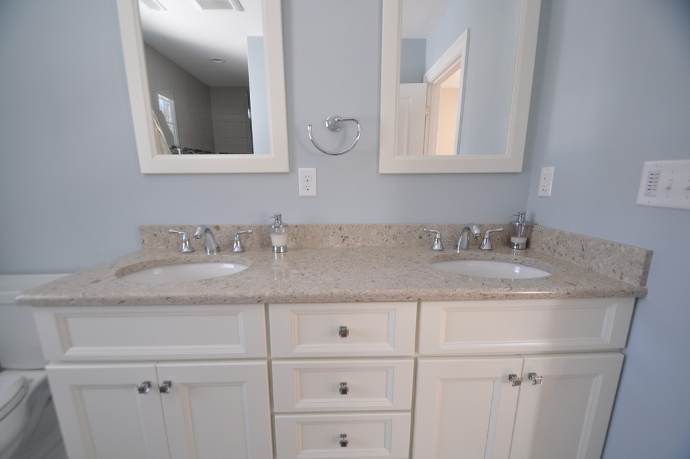 Esempio di una stanza da bagno classica con lavabo sottopiano, ante bianche, top in quarzo composito, doccia alcova, WC a due pezzi, piastrelle in ceramica e pavimento con piastrelle in ceramica