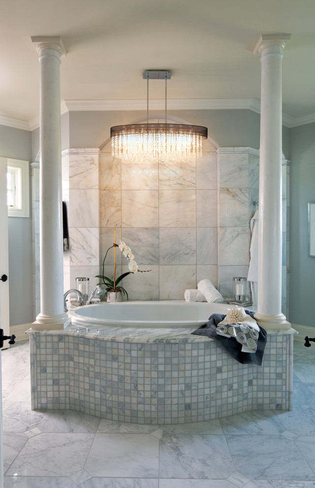 Ispirazione per una stanza da bagno design con vasca da incasso e piastrelle multicolore