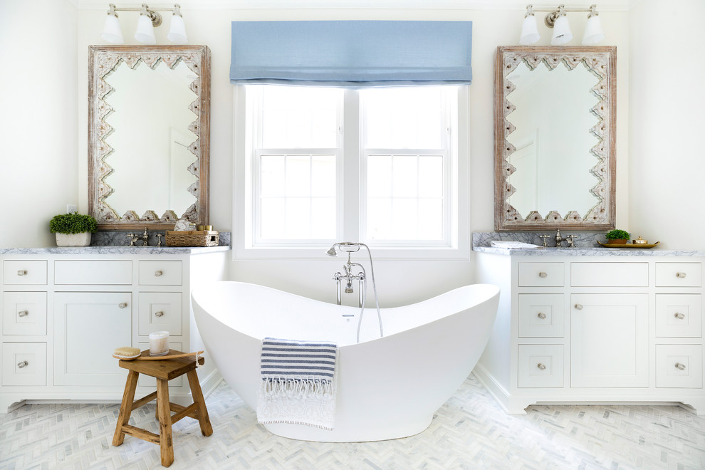 Пример оригинального дизайна: главная ванная комната среднего размера в классическом стиле с фасадами в стиле шейкер, белыми фасадами, отдельно стоящей ванной, белыми стенами, белым полом, унитазом-моноблоком, врезной раковиной и серой столешницей
