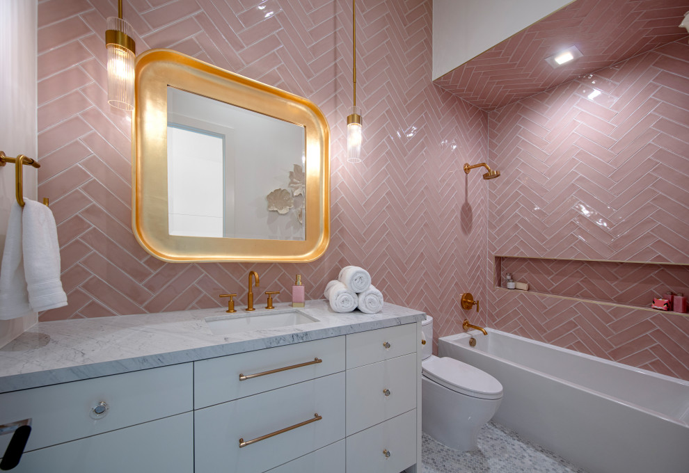 Пример оригинального дизайна: ванная комната среднего размера в современном стиле с плоскими фасадами, белыми фасадами, ванной в нише, душем над ванной, розовой плиткой, керамической плиткой, столешницей из искусственного кварца, белой столешницей, тумбой под одну раковину, встроенной тумбой и душевой кабиной