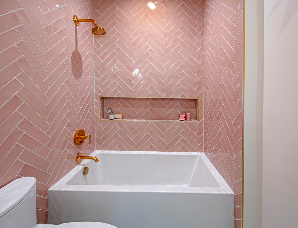 Inspiration för mellanstora moderna vitt badrum för barn, med släta luckor, vita skåp, ett badkar i en alkov, en dusch/badkar-kombination, rosa kakel, keramikplattor och bänkskiva i kvarts