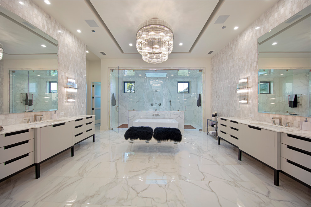 Exempel på ett mellanstort modernt vit vitt en-suite badrum, med släta luckor, vita skåp, ett badkar i en alkov, en dusch/badkar-kombination, rosa kakel, keramikplattor och bänkskiva i kvarts