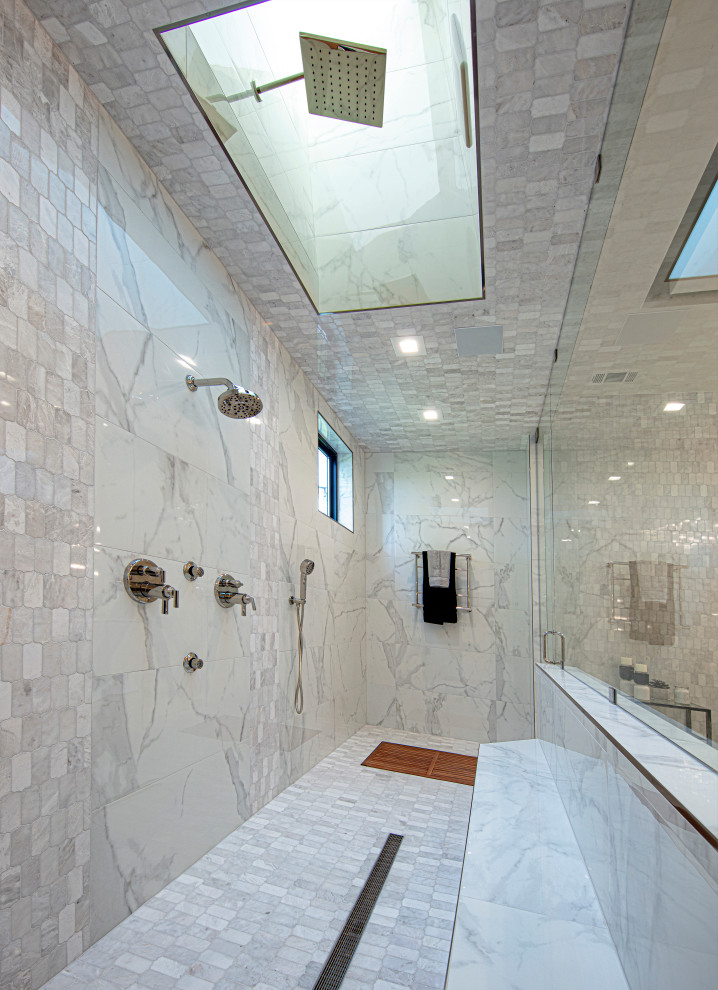 Idéer för mellanstora funkis vitt en-suite badrum, med släta luckor, vita skåp, ett badkar i en alkov, en dusch/badkar-kombination, rosa kakel, keramikplattor och bänkskiva i kvarts