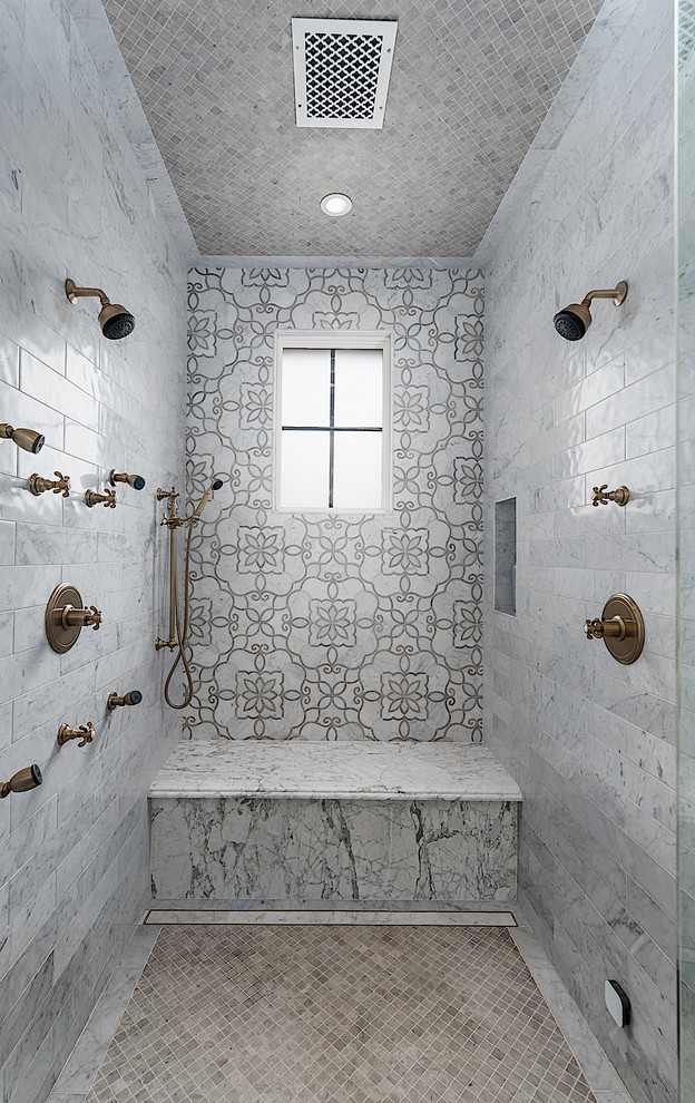 Пример оригинального дизайна: огромная главная ванная комната в стиле модернизм с открытыми фасадами, коричневыми фасадами, отдельно стоящей ванной, душем в нише, унитазом-моноблоком, разноцветной плиткой, мраморной плиткой, белыми стенами, мраморным полом, накладной раковиной, мраморной столешницей, разноцветным полом, душем с распашными дверями и разноцветной столешницей