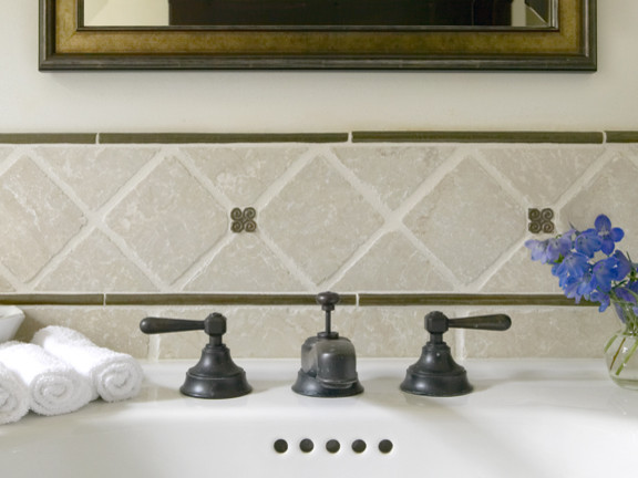Immagine di una stanza da bagno mediterranea con lavabo a colonna, piastrelle grigie e pareti beige