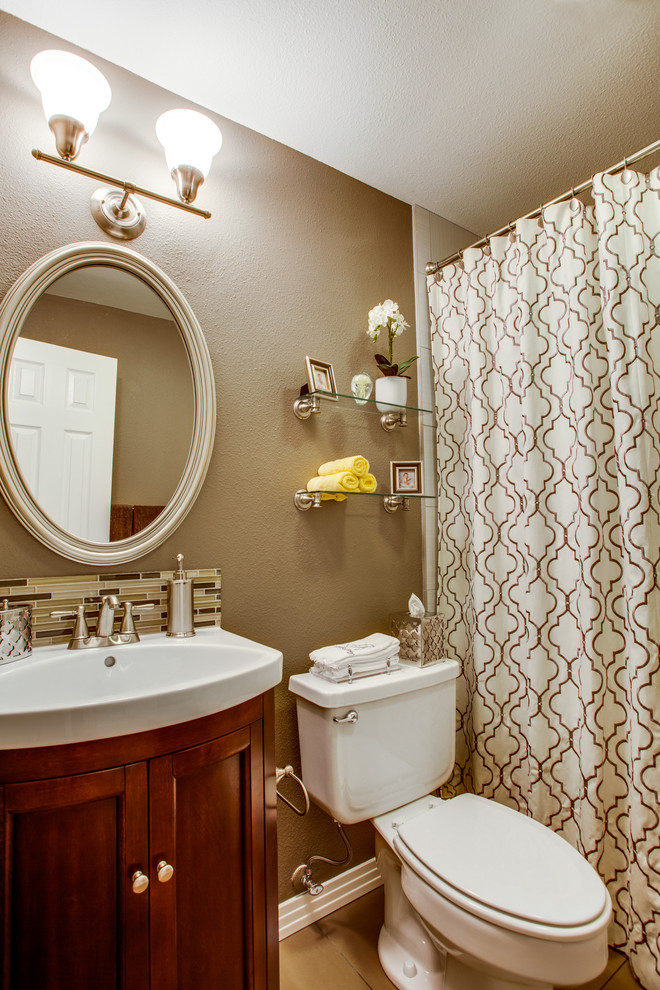 Imagen de cuarto de baño tradicional con puertas de armario de madera en tonos medios, ducha empotrada, sanitario de dos piezas, paredes marrones y armarios estilo shaker