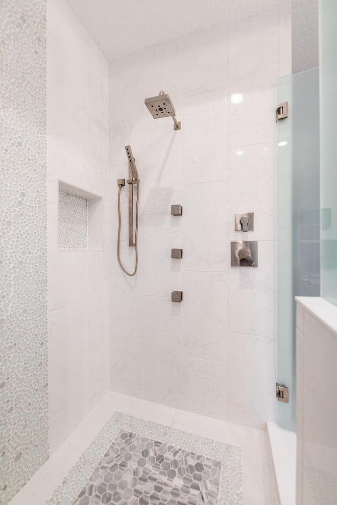Свежая идея для дизайна: главная ванная комната среднего размера в средиземноморском стиле с фасадами в стиле шейкер, синими фасадами, белой плиткой, керамогранитной плиткой, серыми стенами, врезной раковиной, столешницей из искусственного кварца, белой столешницей, отдельно стоящей ванной, угловым душем, унитазом-моноблоком, полом из винила, белым полом и душем с распашными дверями - отличное фото интерьера