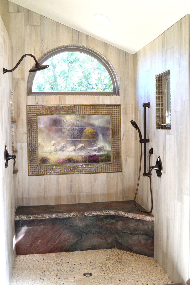 Inspiration pour une grande salle de bain principale chalet en bois vieilli avec un lavabo encastré, un placard avec porte à panneau surélevé, un plan de toilette en granite, une baignoire posée, une douche ouverte, WC à poser, un carrelage beige, des carreaux de porcelaine, un mur beige et un sol en galet.