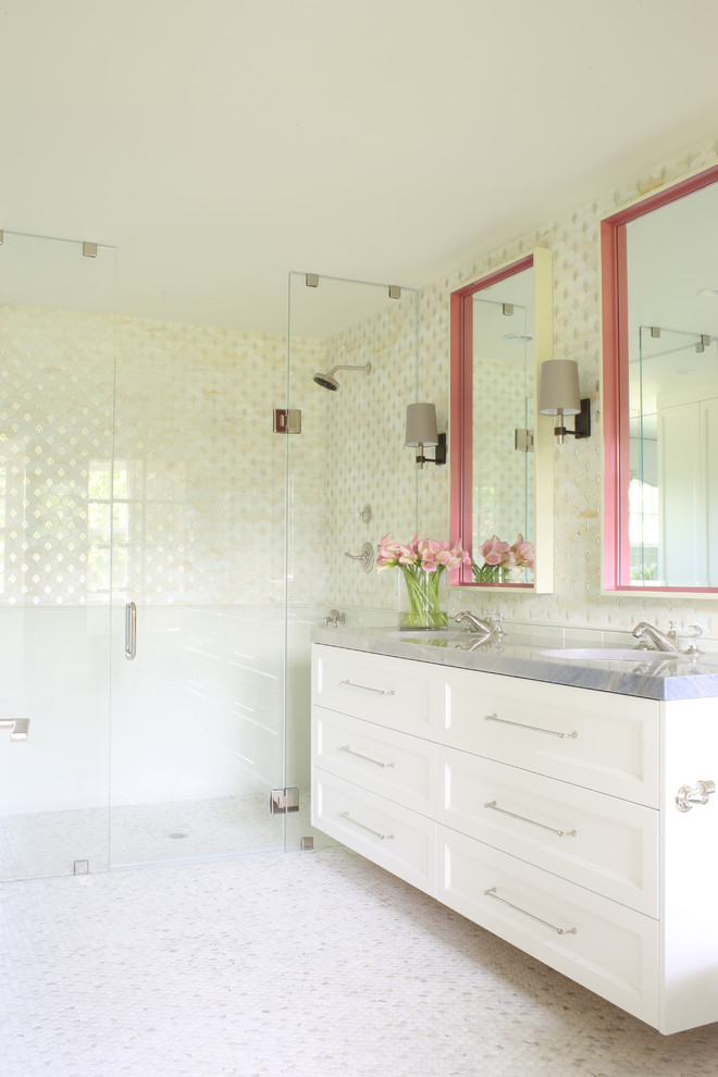 Diseño de cuarto de baño clásico renovado con ducha a ras de suelo y ducha con puerta con bisagras