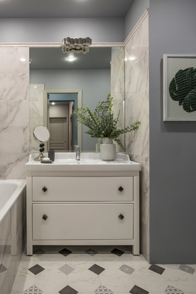 Пример оригинального дизайна: главная ванная комната среднего размера в скандинавском стиле с белой плиткой, керамогранитной плиткой, полом из керамогранита и белым полом