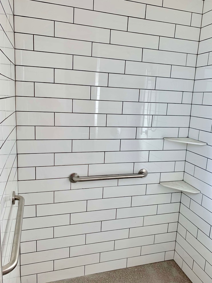 Idéer för att renovera ett mellanstort funkis svart svart en-suite badrum, med skåp i shakerstil, vita skåp, ett hörnbadkar, en öppen dusch, vit kakel, keramikplattor, grå väggar, vinylgolv, ett undermonterad handfat, granitbänkskiva, grått golv och med dusch som är öppen