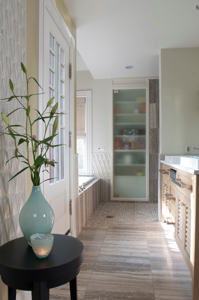 Пример оригинального дизайна: главная ванная комната среднего размера в стиле неоклассика (современная классика) с настольной раковиной, фасадами с филенкой типа жалюзи, светлыми деревянными фасадами, столешницей из кварцита, накладной ванной, открытым душем, раздельным унитазом, белой плиткой, стеклянной плиткой, зелеными стенами и полом из травертина