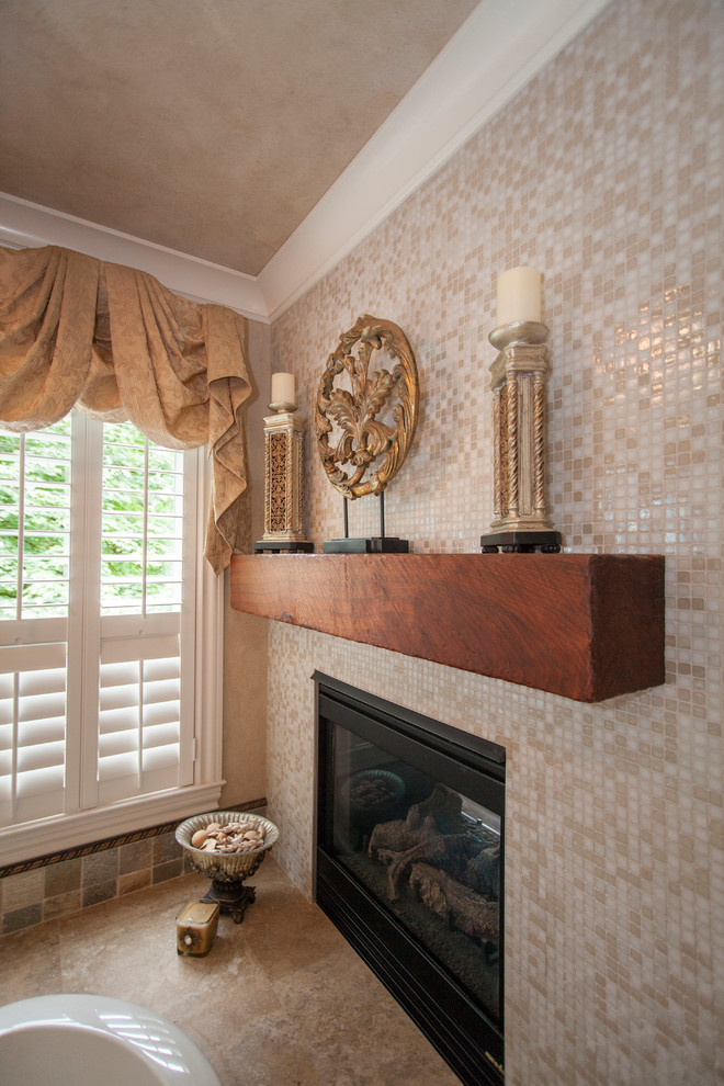 Idée de décoration pour une salle de bain tradition avec un carrelage beige et mosaïque.
