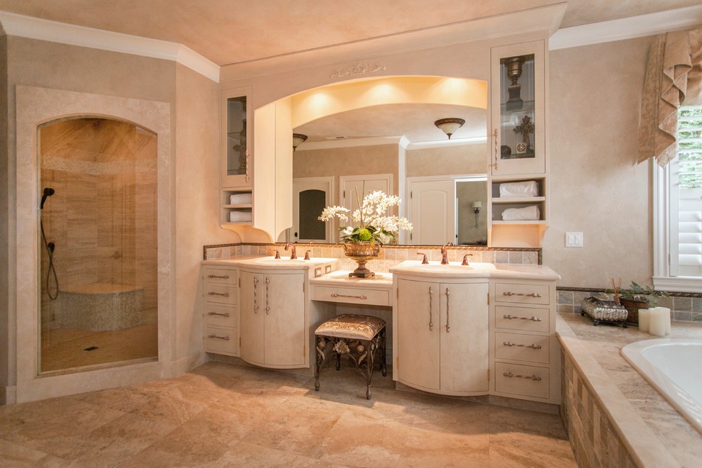 This is an example of a traditional ensuite bathroom in Portland.