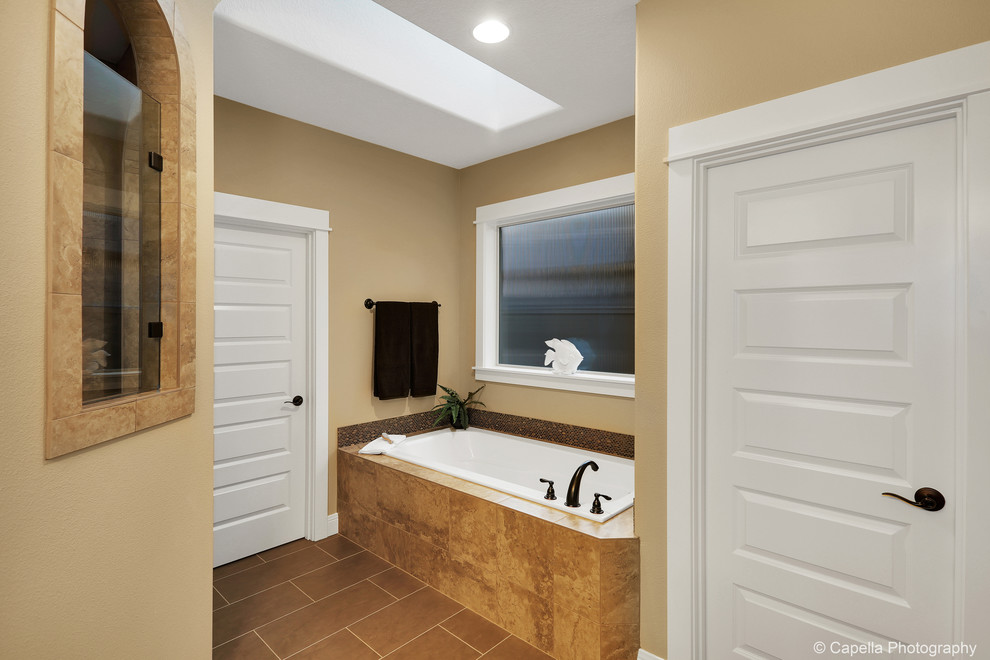 ポートランドにある広いトラディショナルスタイルのおしゃれなマスターバスルーム (アルコーブ型浴槽、オープン型シャワー、ベージュのタイル、セラミックタイル、ベージュの壁、セラミックタイルの床、タイルの洗面台) の写真