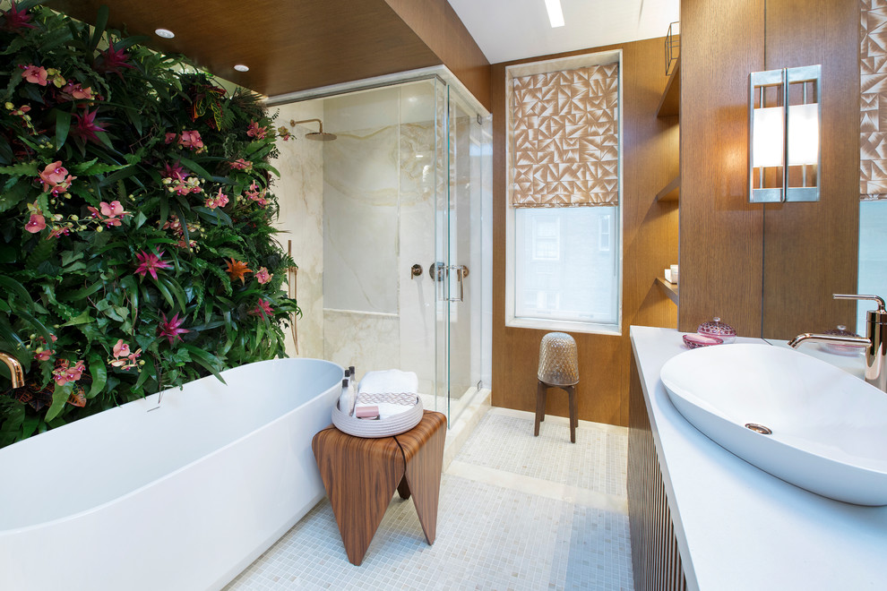 Modernes Badezimmer mit braunen Schränken, freistehender Badewanne, Eckdusche, brauner Wandfarbe, Aufsatzwaschbecken, beigem Boden, Falttür-Duschabtrennung und weißer Waschtischplatte in New York