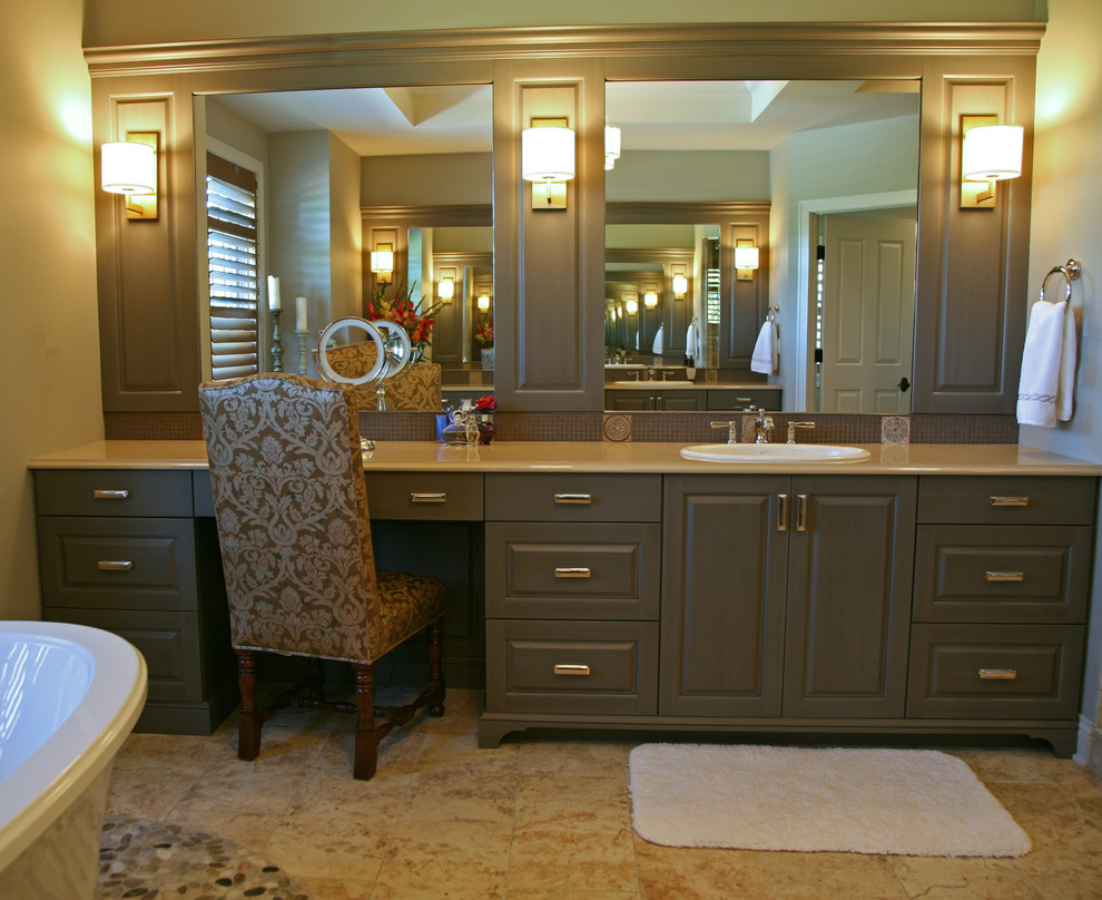 Bathroom - traditional bathroom idea in Milwaukee