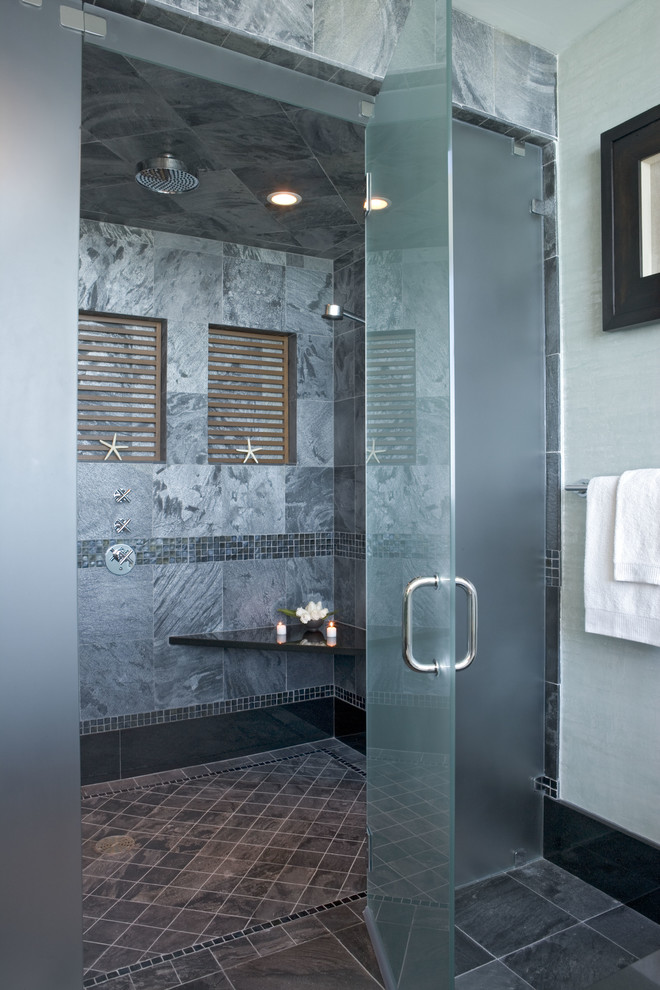 На фото: ванная комната в морском стиле с душем без бортиков и серой плиткой с