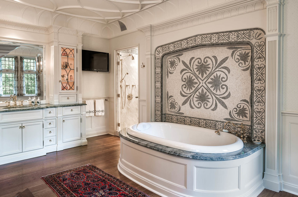 Foto di una stanza da bagno classica con lavabo sottopiano, ante con riquadro incassato, vasca da incasso, doccia alcova, piastrelle beige, piastrelle a mosaico e ante bianche