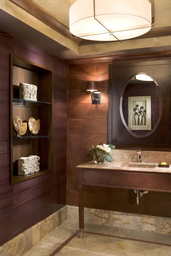 Idéer för vintage badrum, med ett undermonterad handfat, öppna hyllor, skåp i mörkt trä, brun kakel och bruna väggar