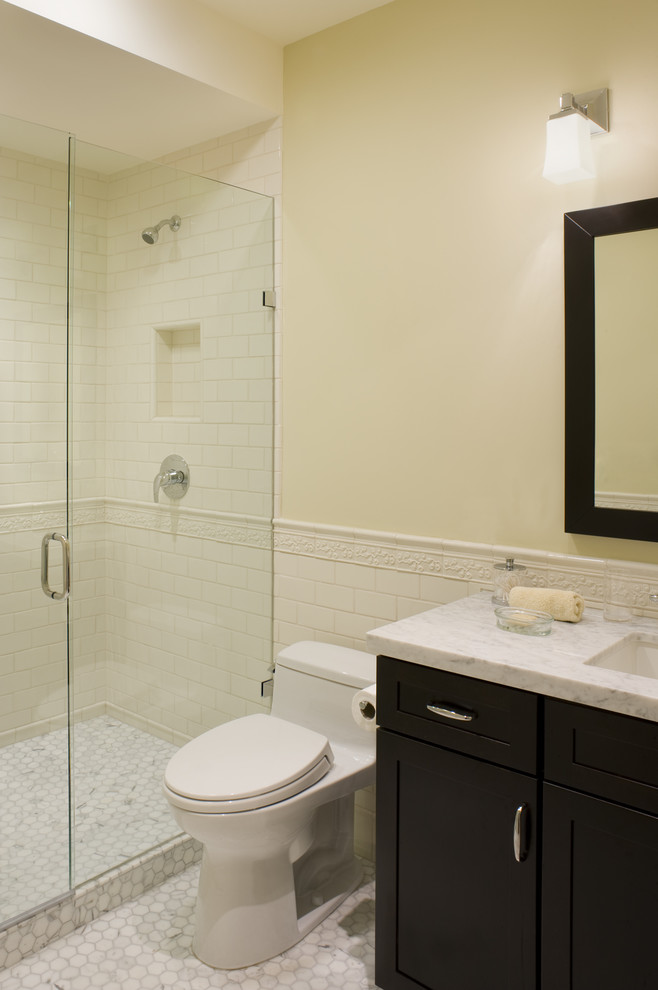 サンフランシスコにあるコンテンポラリースタイルのおしゃれな浴室 (大理石の洗面台、サブウェイタイル) の写真