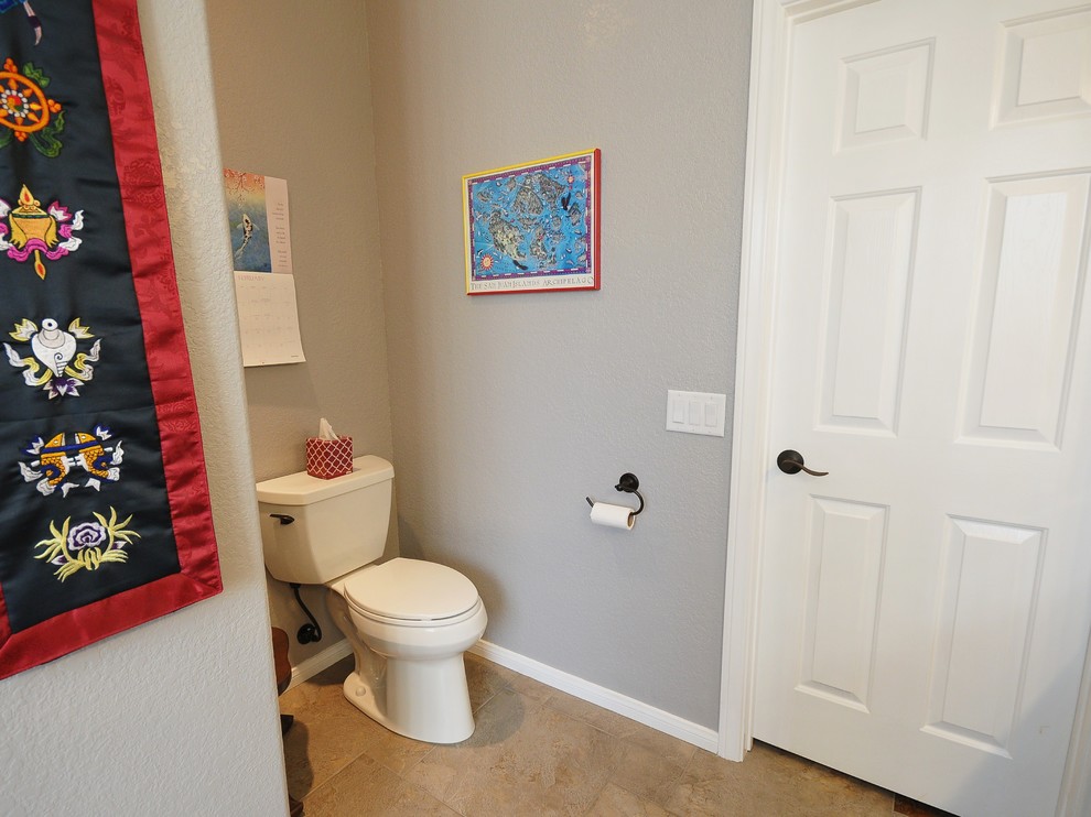 Idéer för mellanstora rustika en-suite badrum, med ett undermonterad handfat, luckor med infälld panel, bruna skåp, granitbänkskiva, ett badkar med tassar, en toalettstol med separat cisternkåpa, porslinskakel, grå väggar och klinkergolv i porslin
