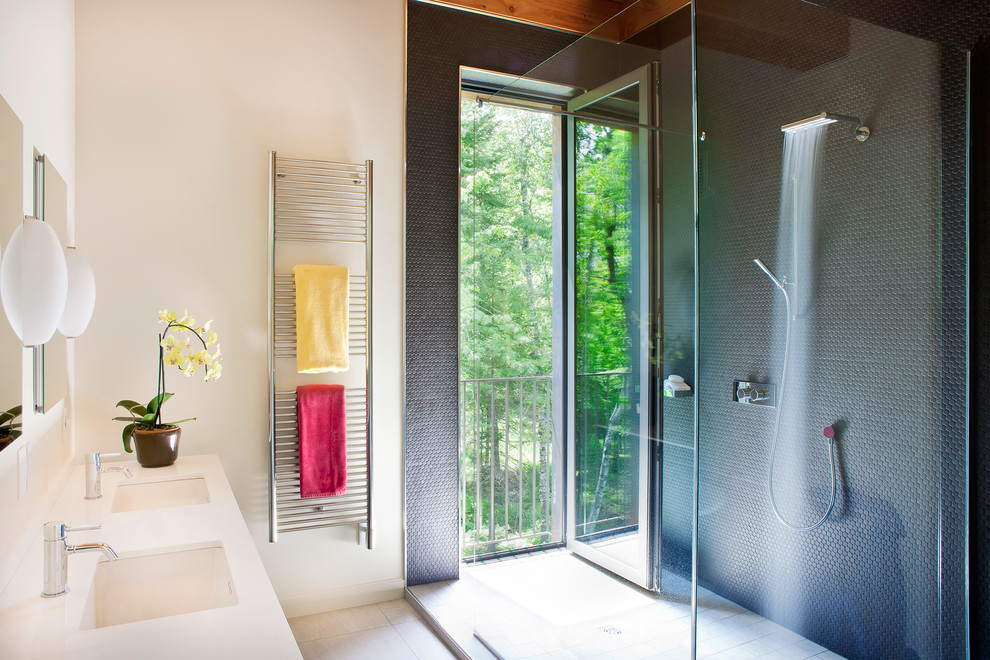 Свежая идея для дизайна: ванная комната в современном стиле с врезной раковиной, угловым душем, черной плиткой и плиткой мозаикой - отличное фото интерьера