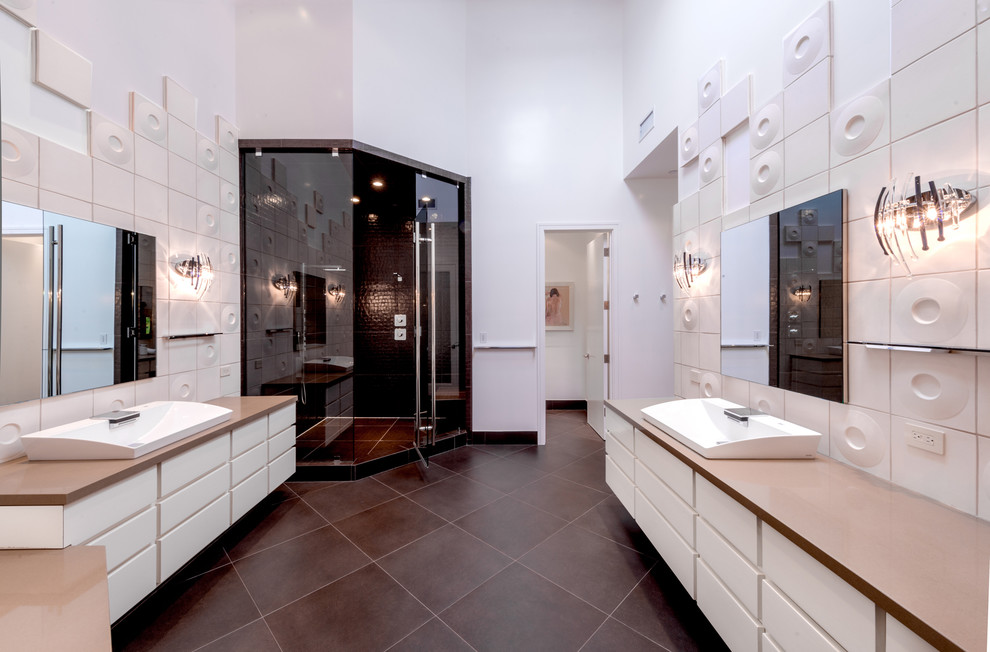 На фото: ванная комната в современном стиле с настольной раковиной, плоскими фасадами, белыми фасадами, угловым душем, белой плиткой, белыми стенами и душевой кабиной с