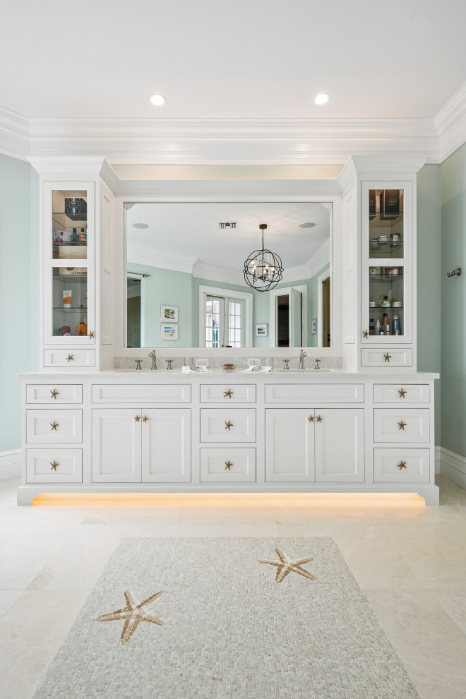 Esempio di una grande stanza da bagno padronale tropicale con ante a filo, ante bianche, top in quarzite, top beige, due lavabi e mobile bagno incassato