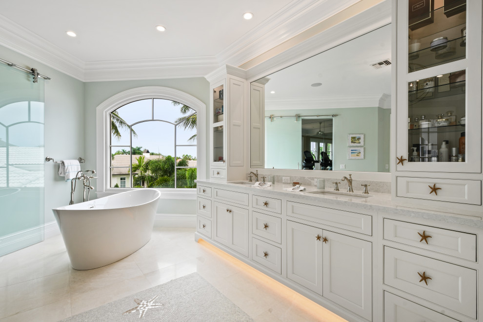 Esempio di una grande stanza da bagno padronale tropicale con ante a filo, ante bianche, top in quarzite, top beige, due lavabi e mobile bagno incassato