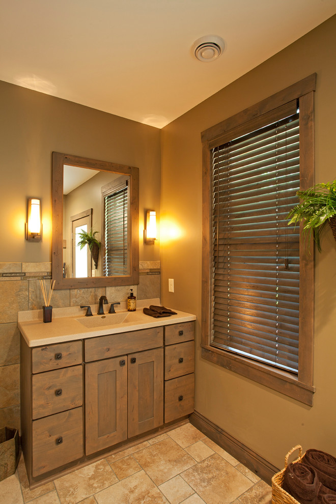 Ejemplo de cuarto de baño rural con paredes beige, armarios estilo shaker, puertas de armario de madera oscura y baldosas y/o azulejos beige