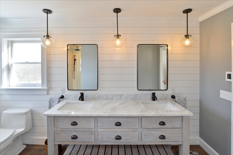 На фото: огромная главная ванная комната в морском стиле с фасадами островного типа, светлыми деревянными фасадами, душем в нише, унитазом-моноблоком, разноцветной плиткой, керамической плиткой, белыми стенами, паркетным полом среднего тона, врезной раковиной, столешницей из искусственного кварца, коричневым полом, душем с распашными дверями и разноцветной столешницей