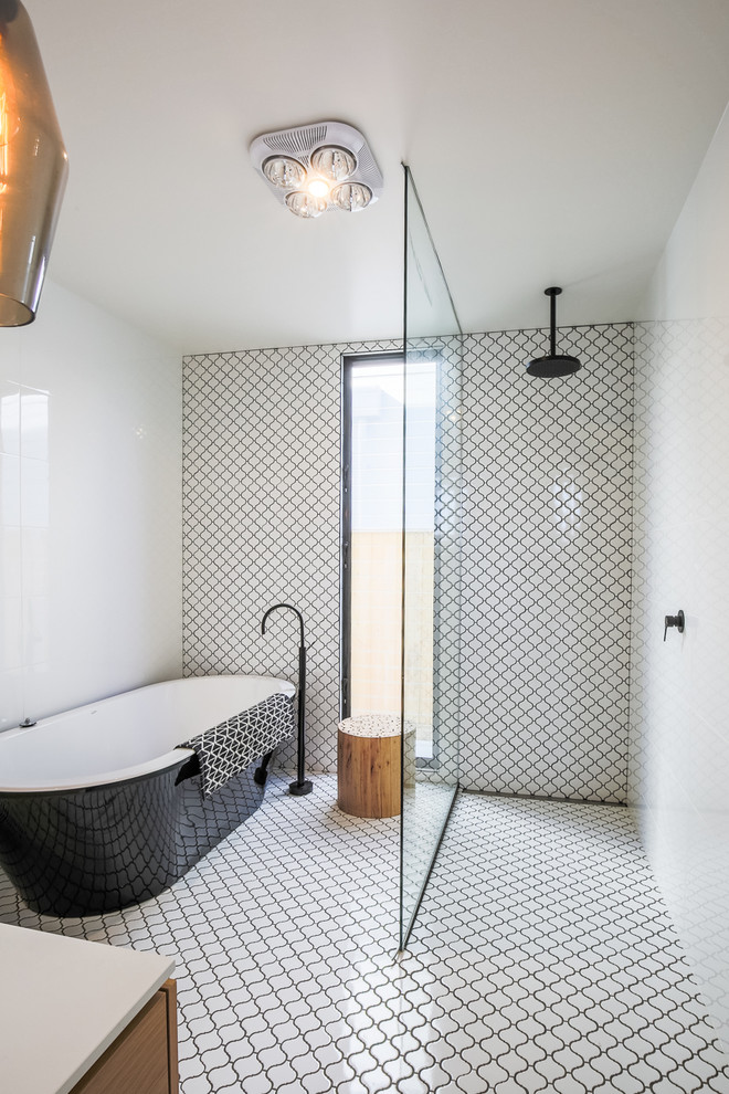 На фото: главная ванная комната в стиле фьюжн с отдельно стоящей ванной, открытым душем, черно-белой плиткой, разноцветными стенами, разноцветным полом и открытым душем с