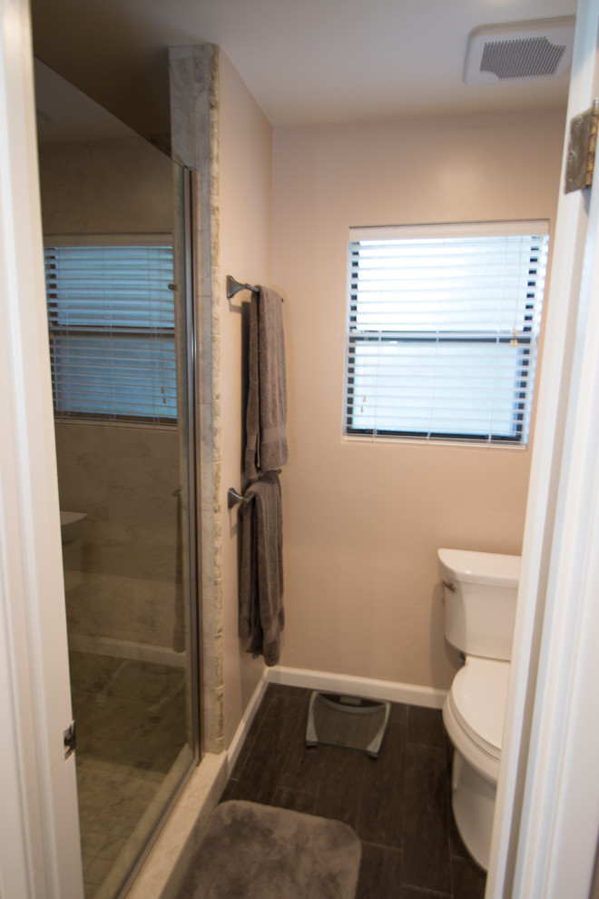 Idéer för mellanstora vintage en-suite badrum, med släta luckor, grå skåp, grå kakel, porslinskakel och granitbänkskiva