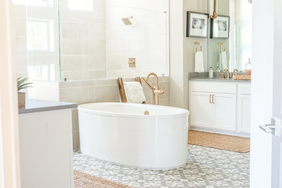 Inredning av ett klassiskt stort en-suite badrum, med skåp i shakerstil, vita skåp, ett fristående badkar, en öppen dusch och dusch med gångjärnsdörr