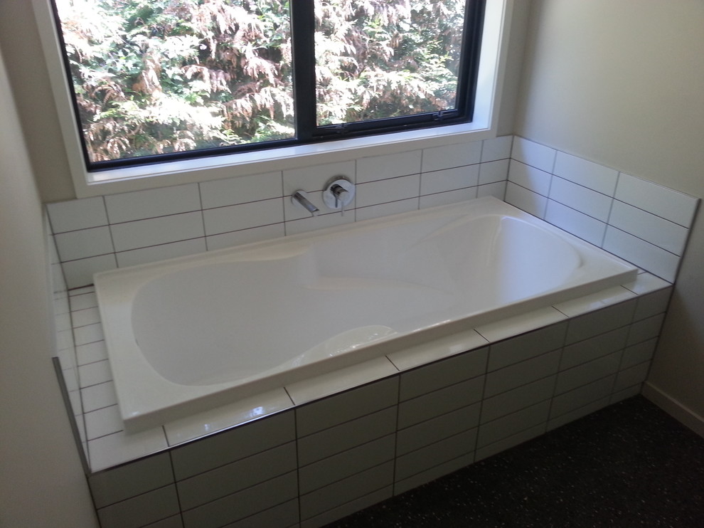 This is an example of a medium sized modern bathroom in Dunedin.