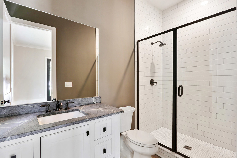 アトランタにある高級な広いトラディショナルスタイルのおしゃれな浴室 (フラットパネル扉のキャビネット、白いキャビネット、分離型トイレ、白いタイル、セラミックタイル、茶色い壁、セラミックタイルの床、アンダーカウンター洗面器、ソープストーンの洗面台) の写真