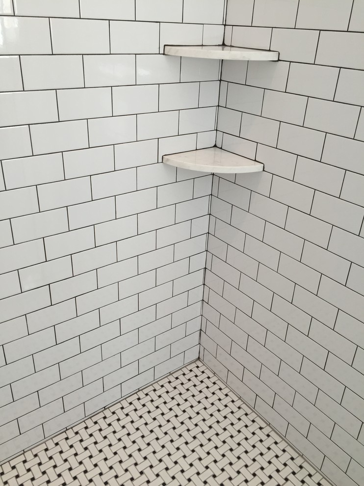 Modelo de cuarto de baño infantil de estilo de casa de campo con ducha empotrada, baldosas y/o azulejos blancos, baldosas y/o azulejos de cerámica y suelo de baldosas de cerámica